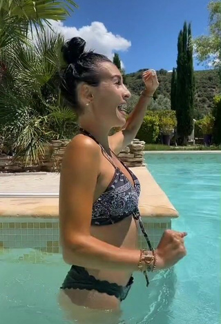 Hot Aanxfly in Bikini at the Pool