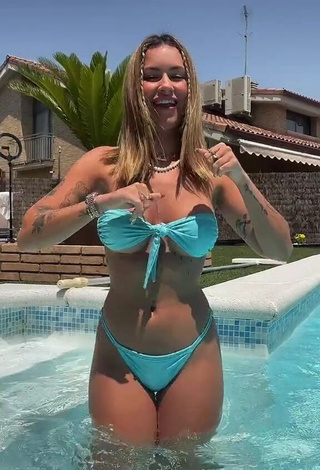 Breathtaking Abril Cols Shows Cleavage in Blue Bikini at the Pool