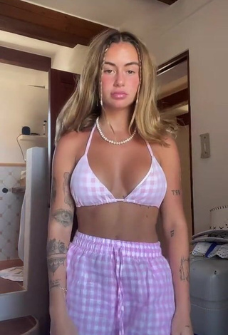 Erotic Abril Cols Shows Cleavage in Checkered Bikini Top