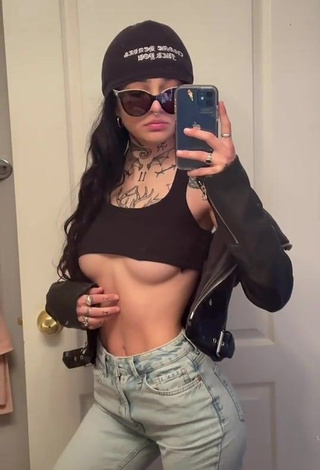 4. Sexy Keaton Belle without Bra (Underboob)