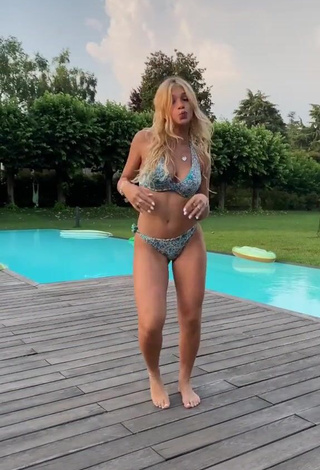 4. Sweetie Alice de Bortoli Shows Cleavage in Bikini at the Swimming Pool