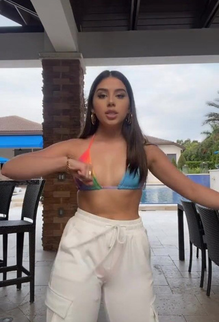 Adorable Amanda Díaz Shows Cleavage in Seductive Bikini Top