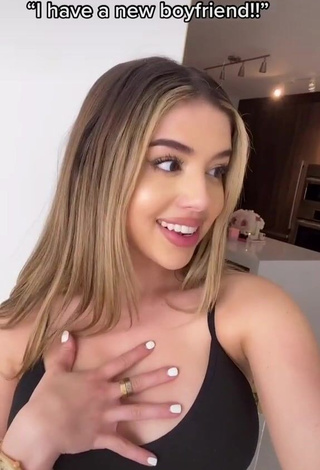 1. Cute Amanda Díaz Shows Cleavage in Black Crop Top