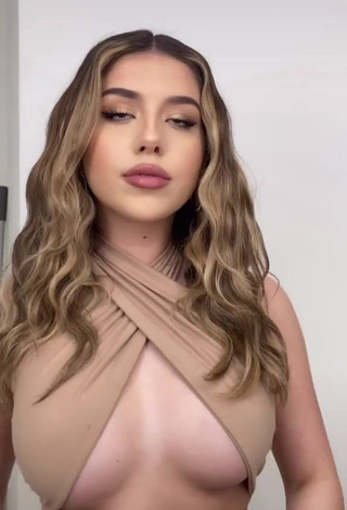 1. Hottest Amanda Díaz Shows Cleavage in Beige Crop Top (Underboob)