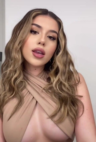 Hottest Amanda Díaz Shows Cleavage in Beige Crop Top (Underboob)