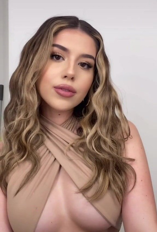 3. Hottest Amanda Díaz Shows Cleavage in Beige Crop Top (Underboob)