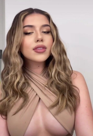 4. Hottest Amanda Díaz Shows Cleavage in Beige Crop Top (Underboob)