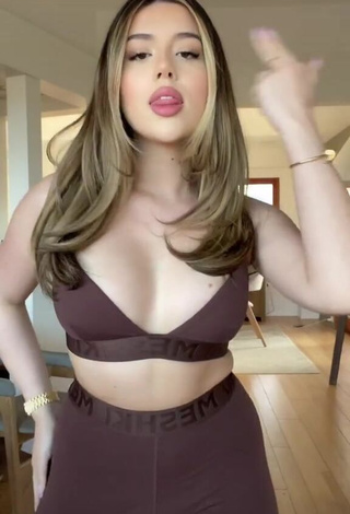 Erotic Amanda Díaz Shows Cleavage in Brown Sport Bra