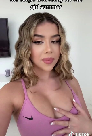 3. Cute Amanda Díaz Shows Cleavage in Pink Sport Bra