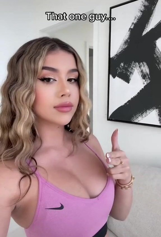 4. Cute Amanda Díaz Shows Cleavage in Pink Sport Bra