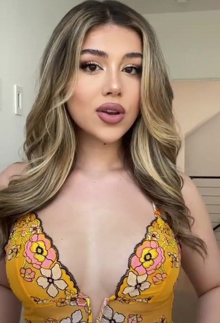 1. Seductive Amanda Díaz Shows Cleavage