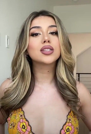 Seductive Amanda Díaz Shows Cleavage