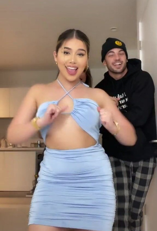 3. Erotic Amanda Díaz in Blue Dress while Twerking (Underboob)