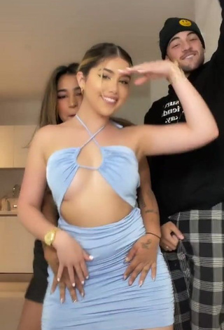 4. Erotic Amanda Díaz in Blue Dress while Twerking (Underboob)