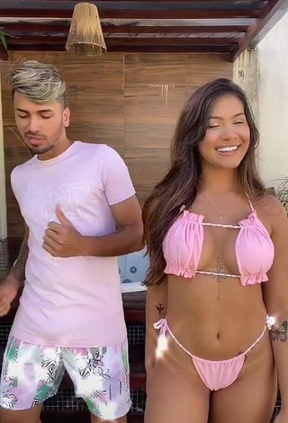 4. Lovely Ayarla Souza Shows Cleavage in Pink Bikini