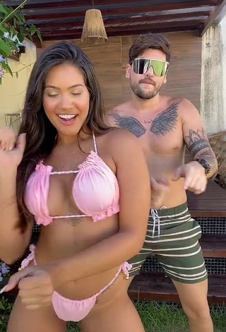 3. Sweetie Ayarla Souza Shows Cleavage in Pink Bikini while Twerking