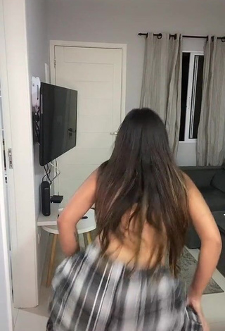 Seductive Ayarla Souza Shows Big Butt while Twerking