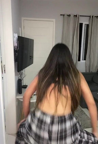 4. Seductive Ayarla Souza Shows Big Butt while Twerking