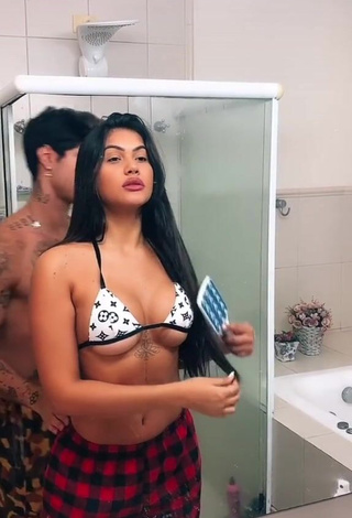 1. Sweet Ayarla Souza Shows Cleavage (Underboob)