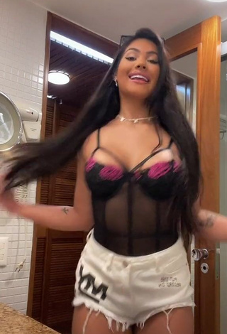 1. Hot Ayarla Souza Shows Cleavage in Black Top while Twerking