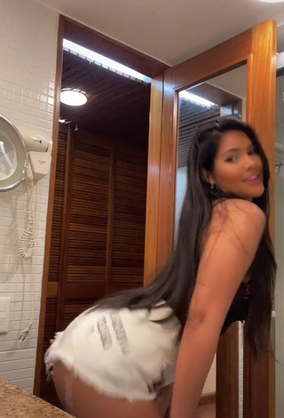 4. Hot Ayarla Souza Shows Cleavage in Black Top while Twerking