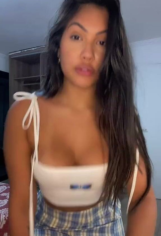 1. Cute Ayarla Souza Shows Cleavage in White Crop Top