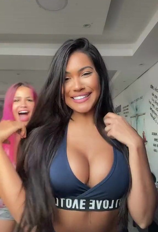 1. Sexy Ayarla Souza Shows Cleavage in Sport Bra