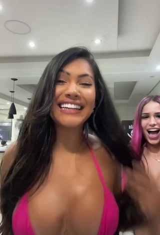 1. Sexy Ayarla Souza Shows Cleavage in Bikini Top