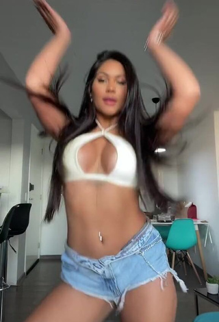 1. Alluring Ayarla Souza Shows Cleavage in Erotic White Crop Top while Twerking