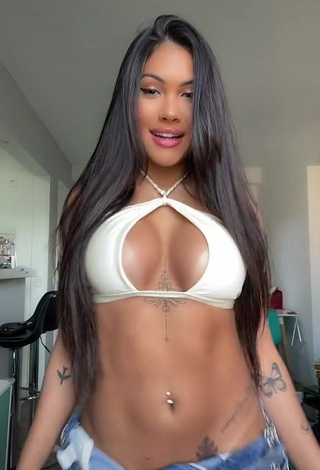 Adorable Ayarla Souza Shows Cleavage in Seductive White Crop Top