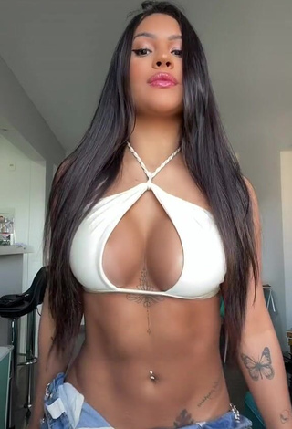 3. Adorable Ayarla Souza Shows Cleavage in Seductive White Crop Top