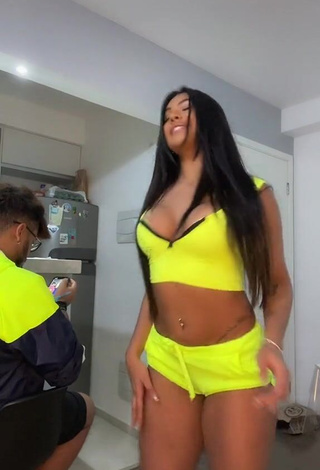 3. Sexy Ayarla Souza Shows Cleavage in Crop Top