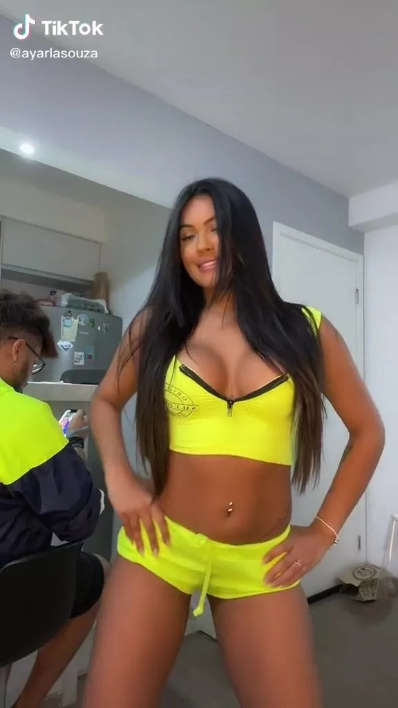Attractive Ayarla Souza Shows Cleavage in Crop Top