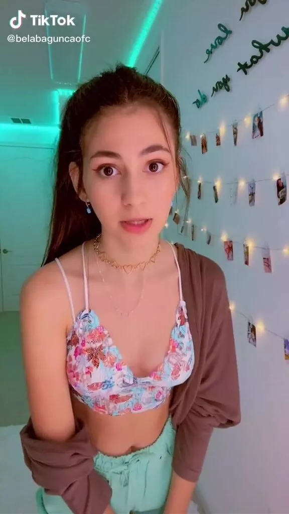 Desirable Bela Bagunça in Floral Crop Top