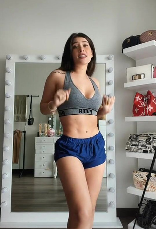 4. Beautiful Brenda Zambrano Shows Cleavage in Sexy Grey Sport Bra