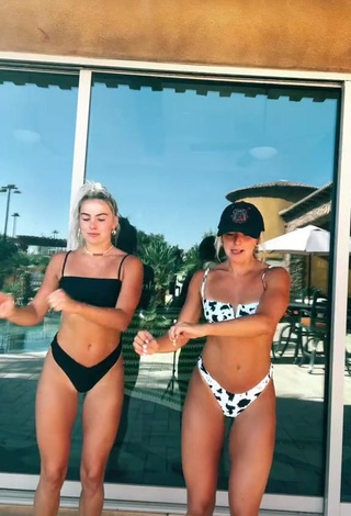 3. Hot Hanna & Haley Cavinder in Bikini