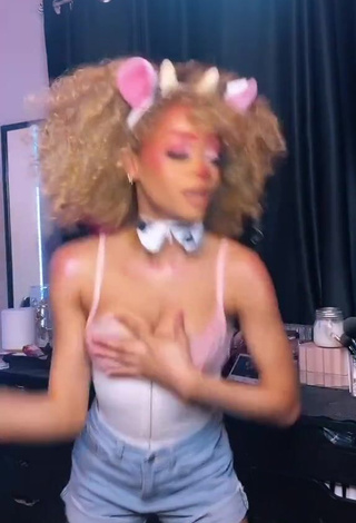 3. Cute Caeli Shows Cleavage in Pink Bra and Bouncing Boobs