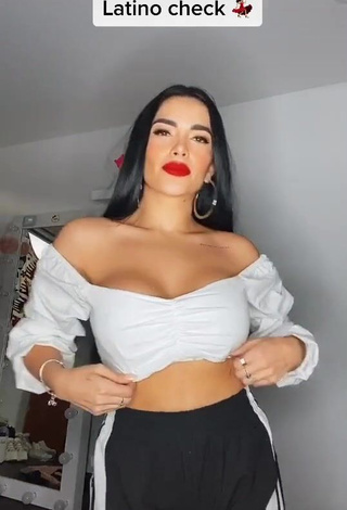 1. Hot Dania Méndez Shows Cleavage in White Crop Top