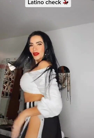 4. Hot Dania Méndez Shows Cleavage in White Crop Top