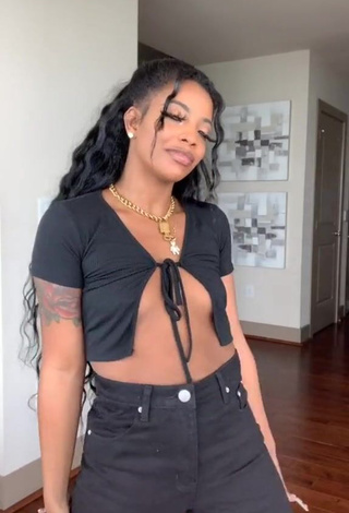 3. Sexy De'arra Taylor in Black Crop Top