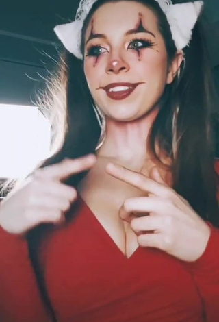 1. Sexy dessyyc Shows Cleavage