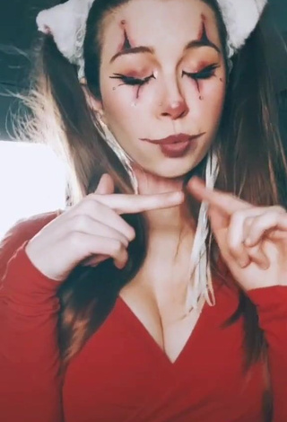 4. Sexy dessyyc Shows Cleavage